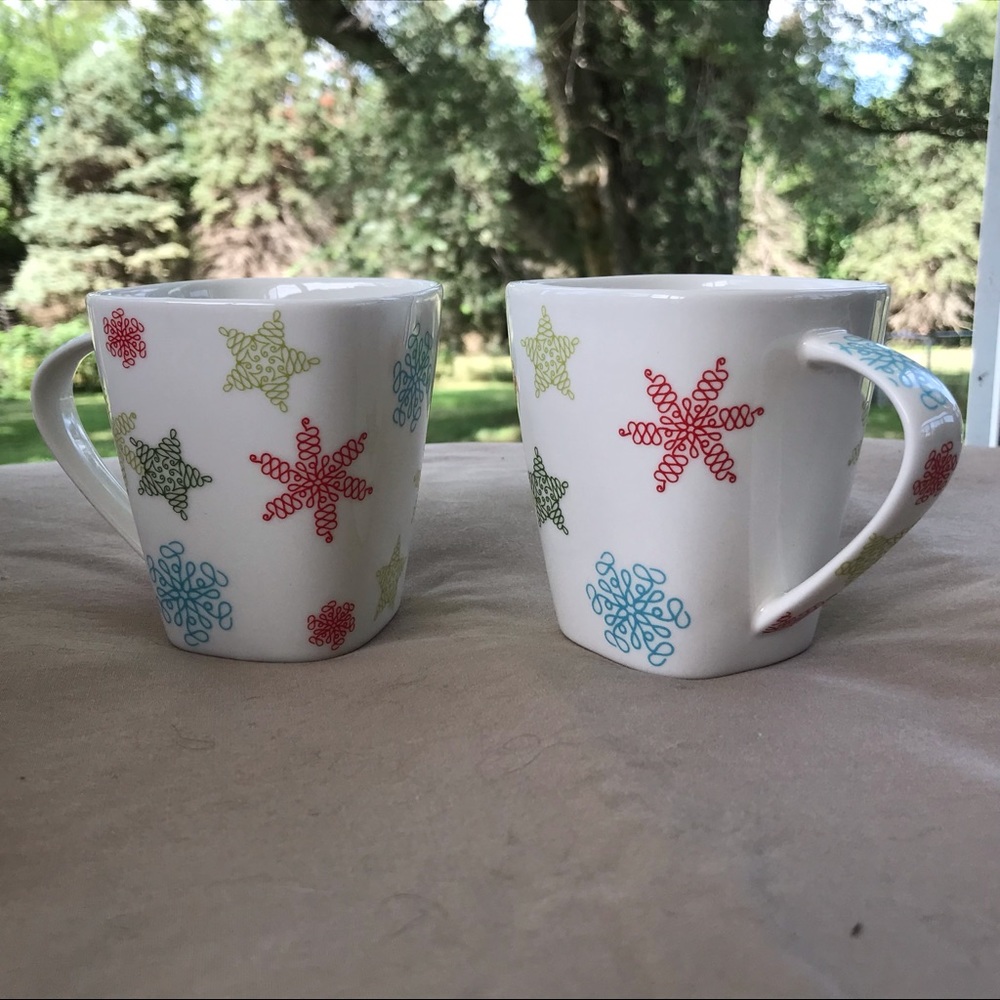 Set of 2 vintage Starbucks 2005 Holiday snowflake Mugs
